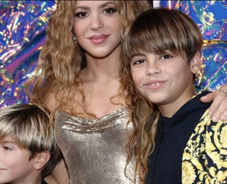 برفقة ابنيها.. شاكيرا تسرق الأضواء على مسرح VMAS