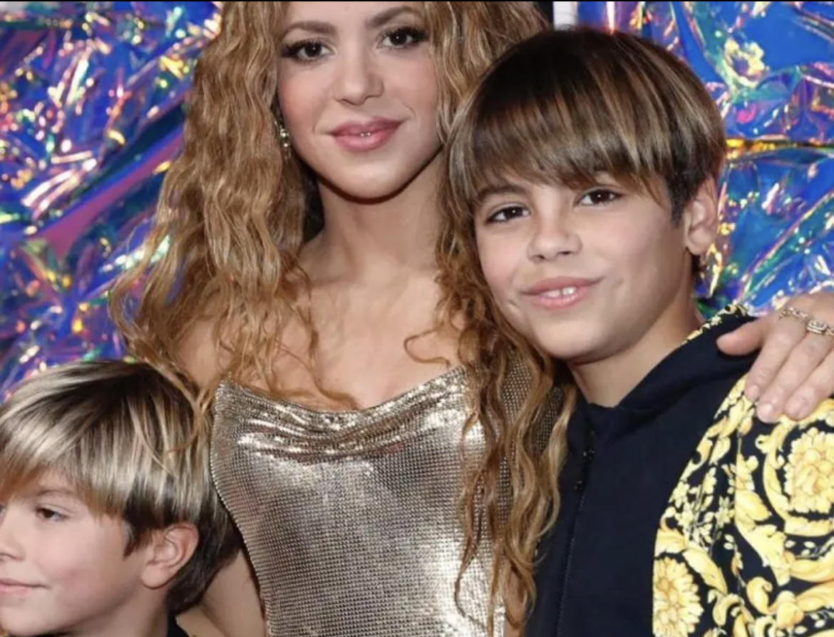 برفقة ابنيها.. شاكيرا تسرق الأضواء على مسرح VMAS