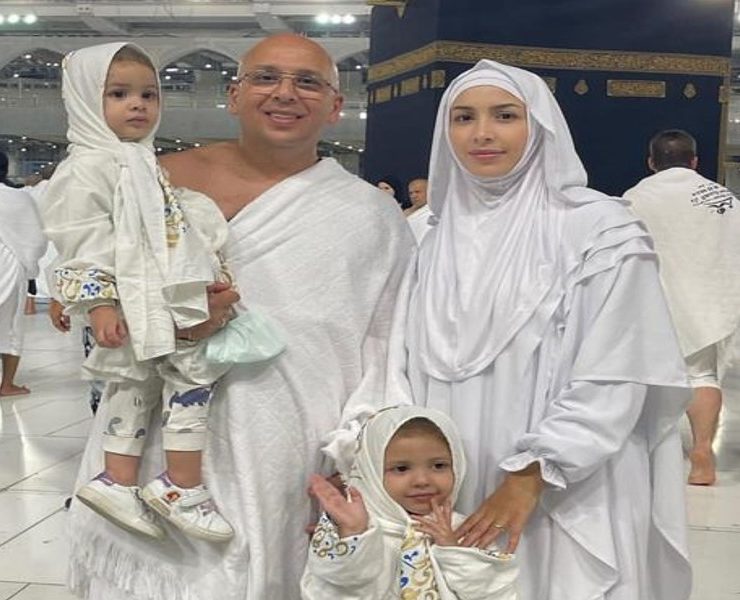 رفقة عائلتها.. جنات تؤدي مناسك العمرة