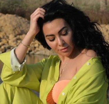 ميرهان حسين تحذر متابعيها-صورة