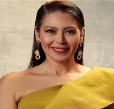 لقاء الخميسي عن والدها المتوفي: "بكلمه وبيرد عليا"