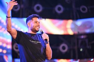 الطلاب يختارون حماقي.. وماذا قدموا له خلال الحفل؟