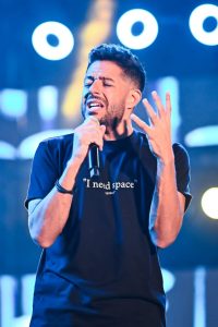 الطلاب يختارون حماقي.. وماذا قدموا له خلال الحفل؟