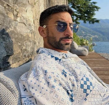 باللغتين الإنكليزية والعربية.. أنس بوخش يوجه رسالة لكل إنسان