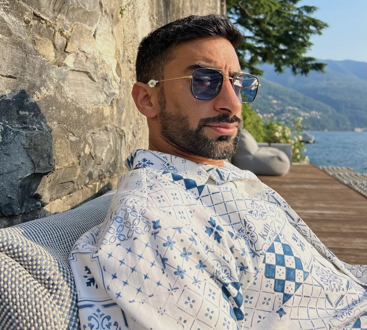 باللغتين الإنكليزية والعربية.. أنس بوخش يوجه رسالة لكل إنسان