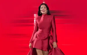 منى زكي تتألق كعارضة أزياء في أسبوع الموضة بباريس