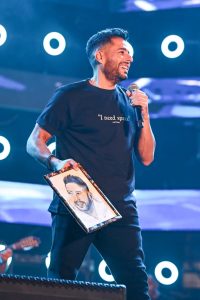 الطلاب يختارون حماقي.. وماذا قدموا له خلال الحفل؟