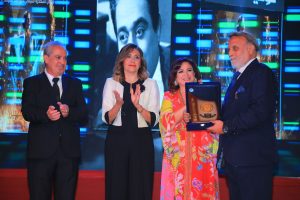 إلهام شاهين تسلّم جوائز المهرجان الذي تحمل دورته اسمها
