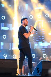 الطلاب يختارون حماقي.. وماذا قدموا له خلال الحفل؟