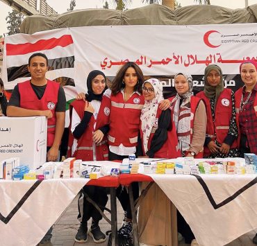 زينة رضا تعلم توأميها ثقافة التبرع وتوجه دعوة للمشاركة