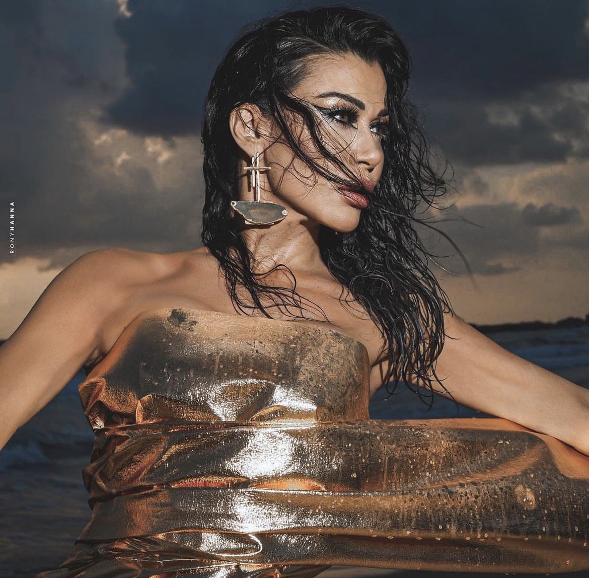 الكدمات واضحة.. نادين الراسي تتعرض للضرب.. فمن الفاعل؟