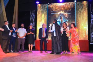 إلهام شاهين تسلّم جوائز المهرجان الذي تحمل دورته اسمها