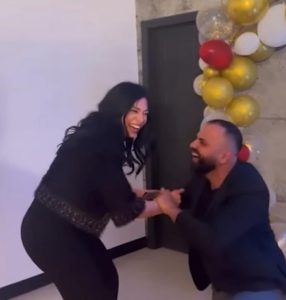 راكعاً على قدميه.. حبيب بريجيت ياغي يتقدم لها بالزواج