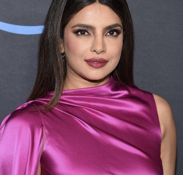 من توقيع مصمم لبناني.. بريانكا شوبرا تخطف الأنظار بفستان مطرز