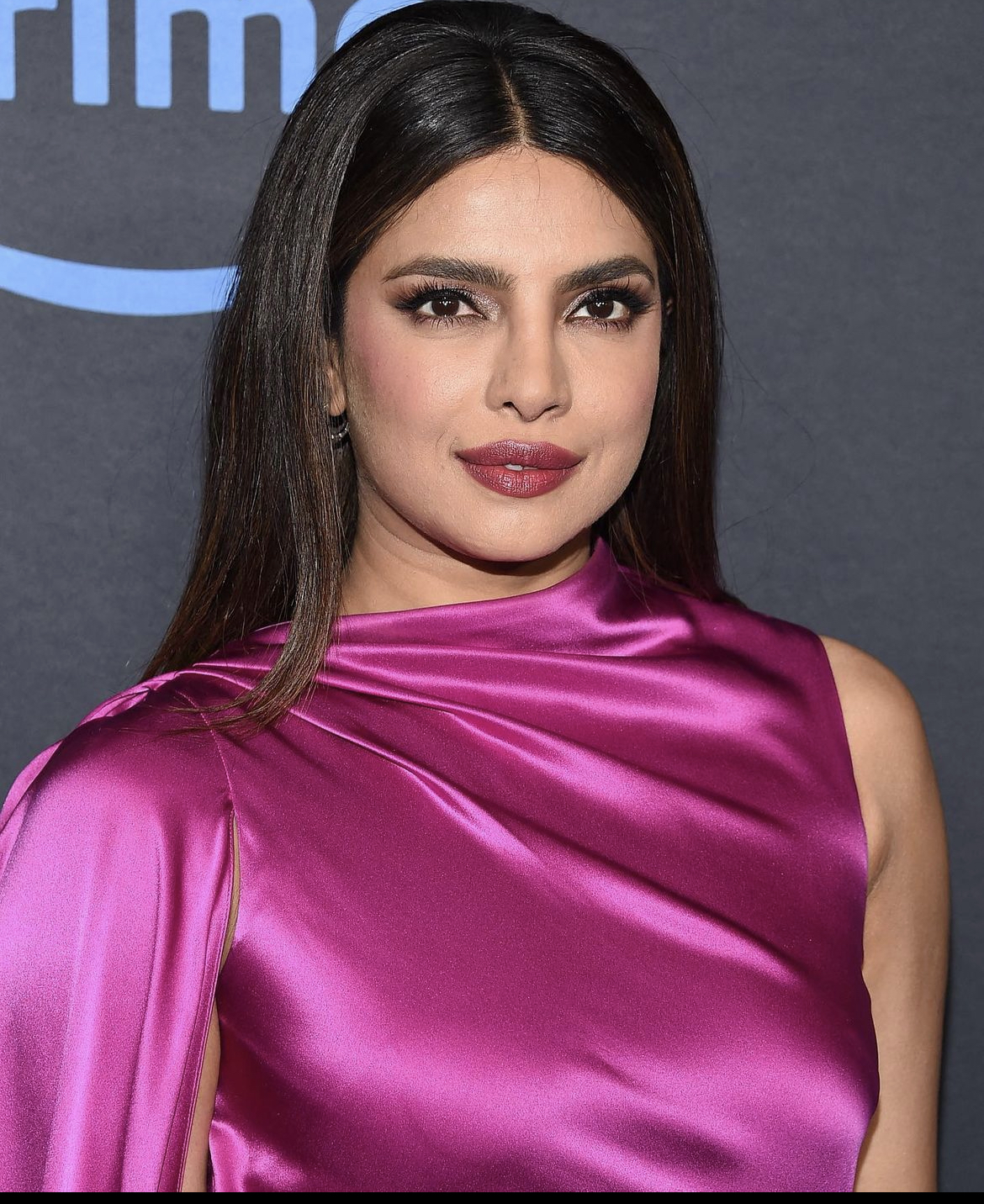 من توقيع مصمم لبناني.. بريانكا شوبرا تخطف الأنظار بفستان مطرز