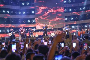 الطلاب يختارون حماقي.. وماذا قدموا له خلال الحفل؟