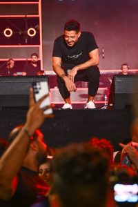 الطلاب يختارون حماقي.. وماذا قدموا له خلال الحفل؟