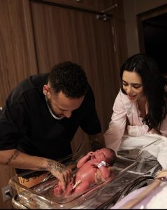 نيمار يكشف عن وجه ابنته الأولى من حبيبته برونا