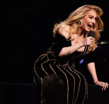 هل وصلت إلى مرحلة الإدمان؟ أديل تعترف..