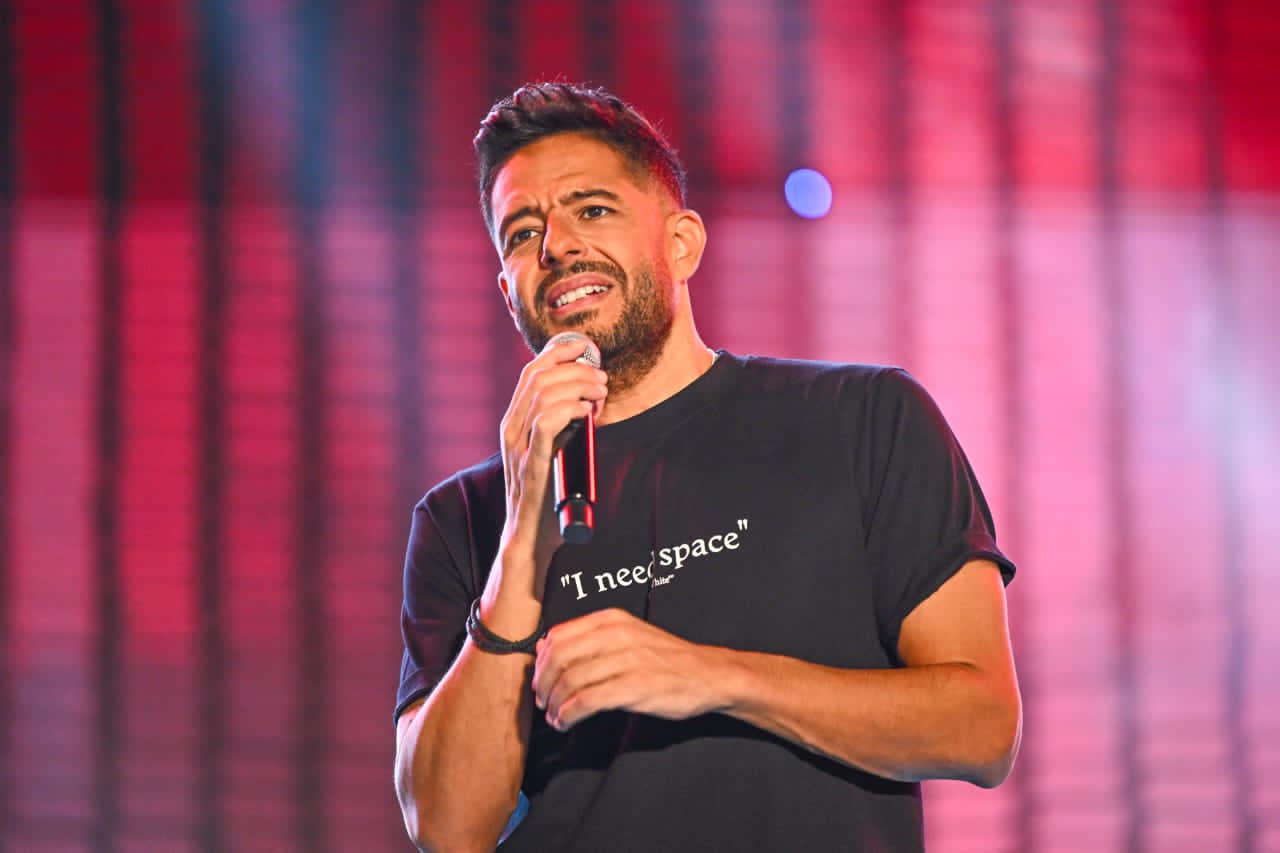 الطلاب يختارون حماقي.. وماذا قدموا له خلال الحفل؟