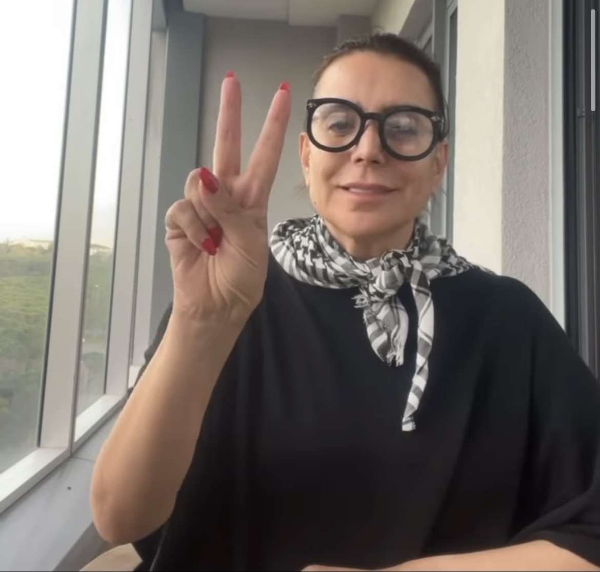 بالدموع.. شكران مرتجى تناشد وتطالب بالتحرك الفوري