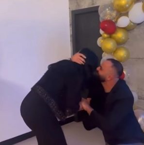 راكعاً على قدميه.. حبيب بريجيت ياغي يتقدم لها بالزواج