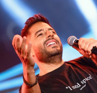 حماقي يتبرع بأرباح حفلاته لدعم الأسر الفلسطينة