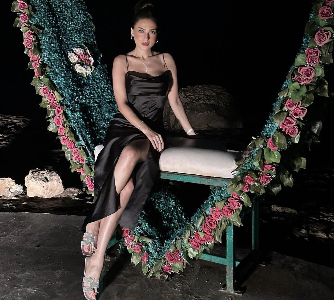 ياسمين عز تعود من إجازتها وتهدد النساء من جديد