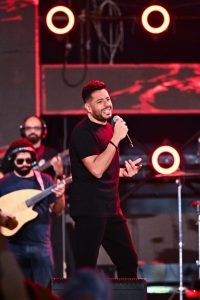 الطلاب يختارون حماقي.. وماذا قدموا له خلال الحفل؟