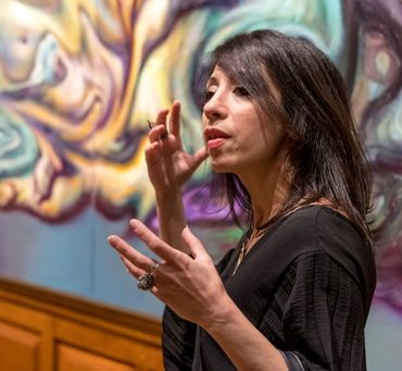 سارة شمّة .. أول رسامة عربية في متحف «داليتش غاليري»