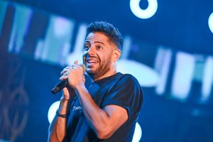 الطلاب يختارون حماقي.. وماذا قدموا له خلال الحفل؟