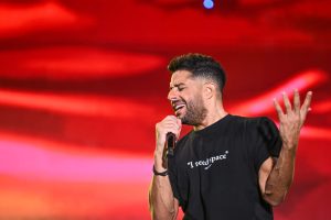 الطلاب يختارون حماقي.. وماذا قدموا له خلال الحفل؟