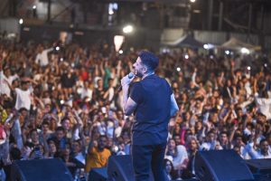 الطلاب يختارون حماقي.. وماذا قدموا له خلال الحفل؟