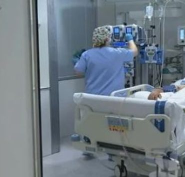 ابنة فنان شهير تثير قلق جمهوره :"مقدرش أعيش من غيرك ادعو لبابا"