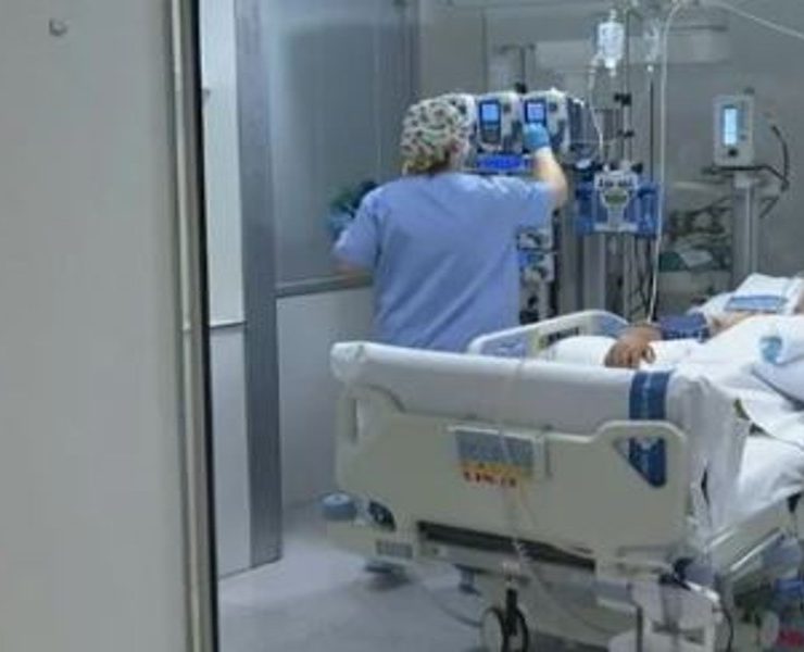 ابنة فنان شهير تثير قلق جمهوره :"مقدرش أعيش من غيرك ادعو لبابا"