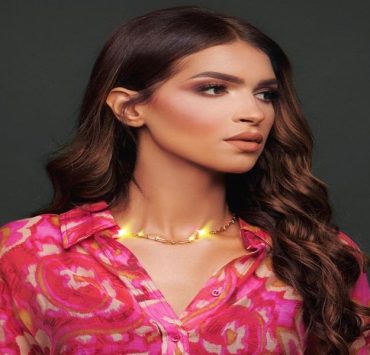 إيمان الشميطي تكسر الحداد على والدتها وتطلق "يضر الروح"-فيديو