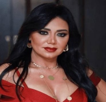 عار الصدر.. فستان رانيا يوسف يعرضها للانتقادات-فيديو