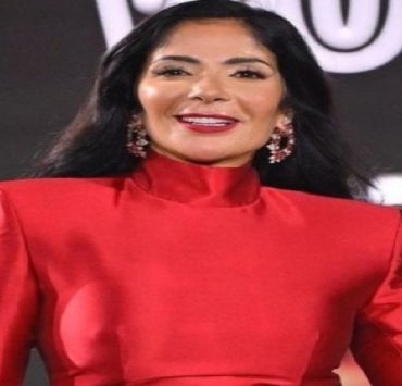 منى زكي تتألق كعارضة أزياء في أسبوع الموضة بباريس