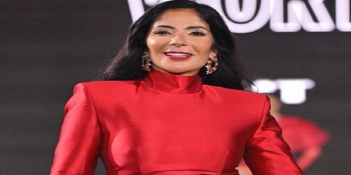 منى زكي تتألق كعارضة أزياء في أسبوع الموضة بباريس