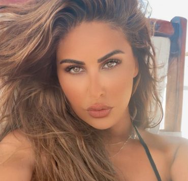 مي سليم تؤدي مناسك العمرة