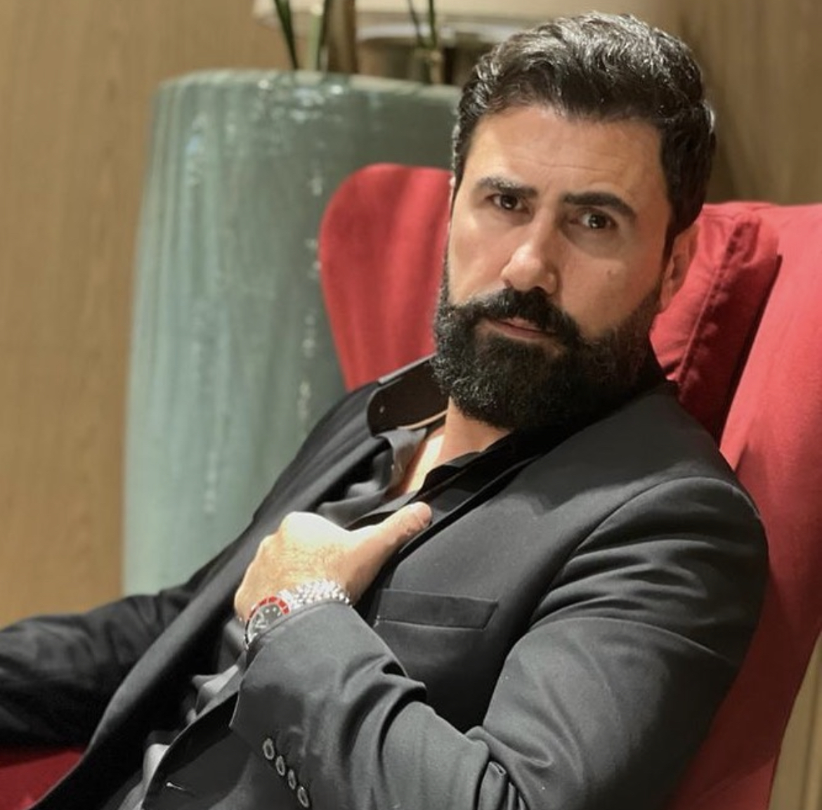 هل تزوج خالد القيش عن حب أم بطريقة تقليدية؟