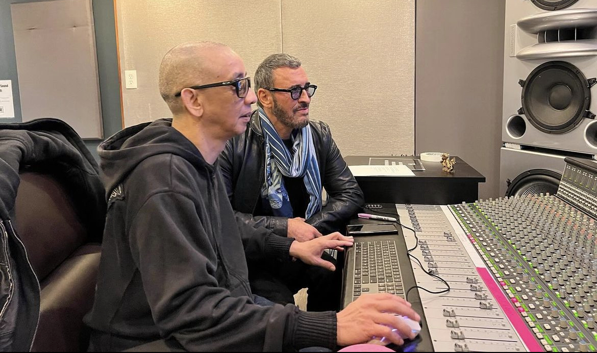 كاظم الساهر يوثق كواليس تسجيل "HOLD YOUR FIRE"