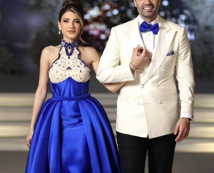 نارين بيوتي تختار اللون النيلي يوم خطوبتها