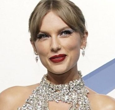 بطريقة عفوية.. تايلور سويفت تكشف هوية حبيبها