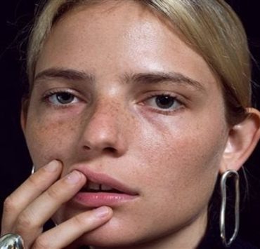 طرد عارضة أزياء شهيرة من عملها بسبب دعمها للقضية الفلسطينية