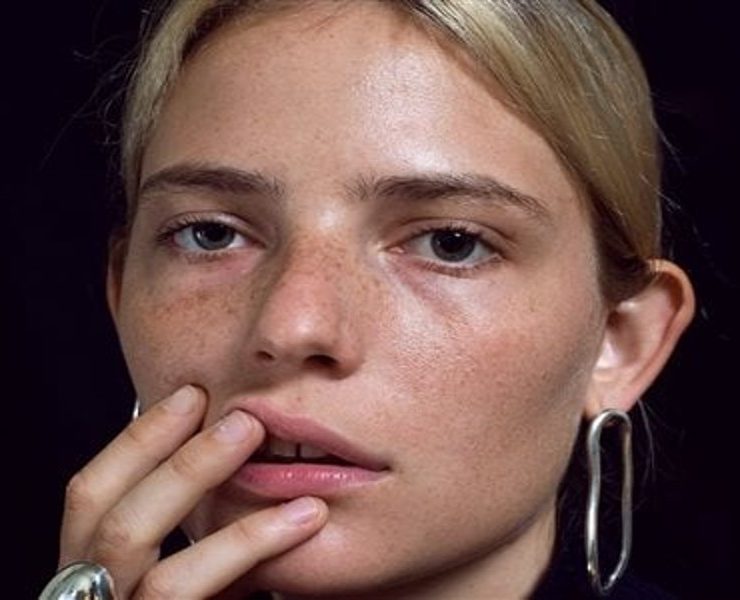 طرد عارضة أزياء شهيرة من عملها بسبب دعمها للقضية الفلسطينية