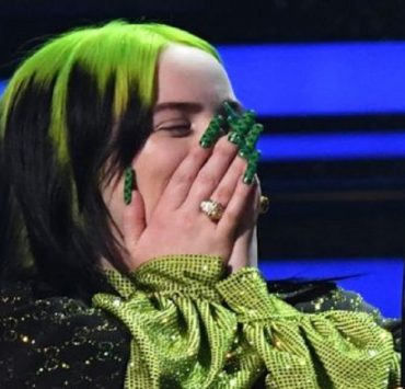 بيلي آيليش: العالم يدقق في جسد المرأة أكثر من الرجل