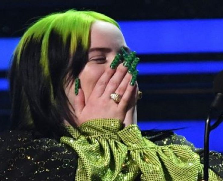 بيلي آيليش: العالم يدقق في جسد المرأة أكثر من الرجل