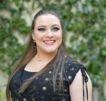 ستيفاني سرور قصة نجاح من أصحاب الهمم.. وتهدي الإمارات "يا دبي"