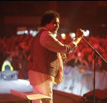 هل يعاني محمد منير من وعكة صحية؟